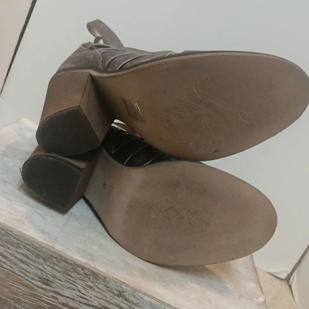 👍 Free People Distressed Booties Size 7 / 37.       A6